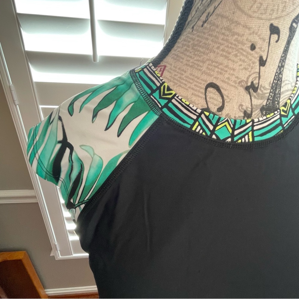 Body Glove Black Tee with Green Leaf Design - Picture 4 of 5